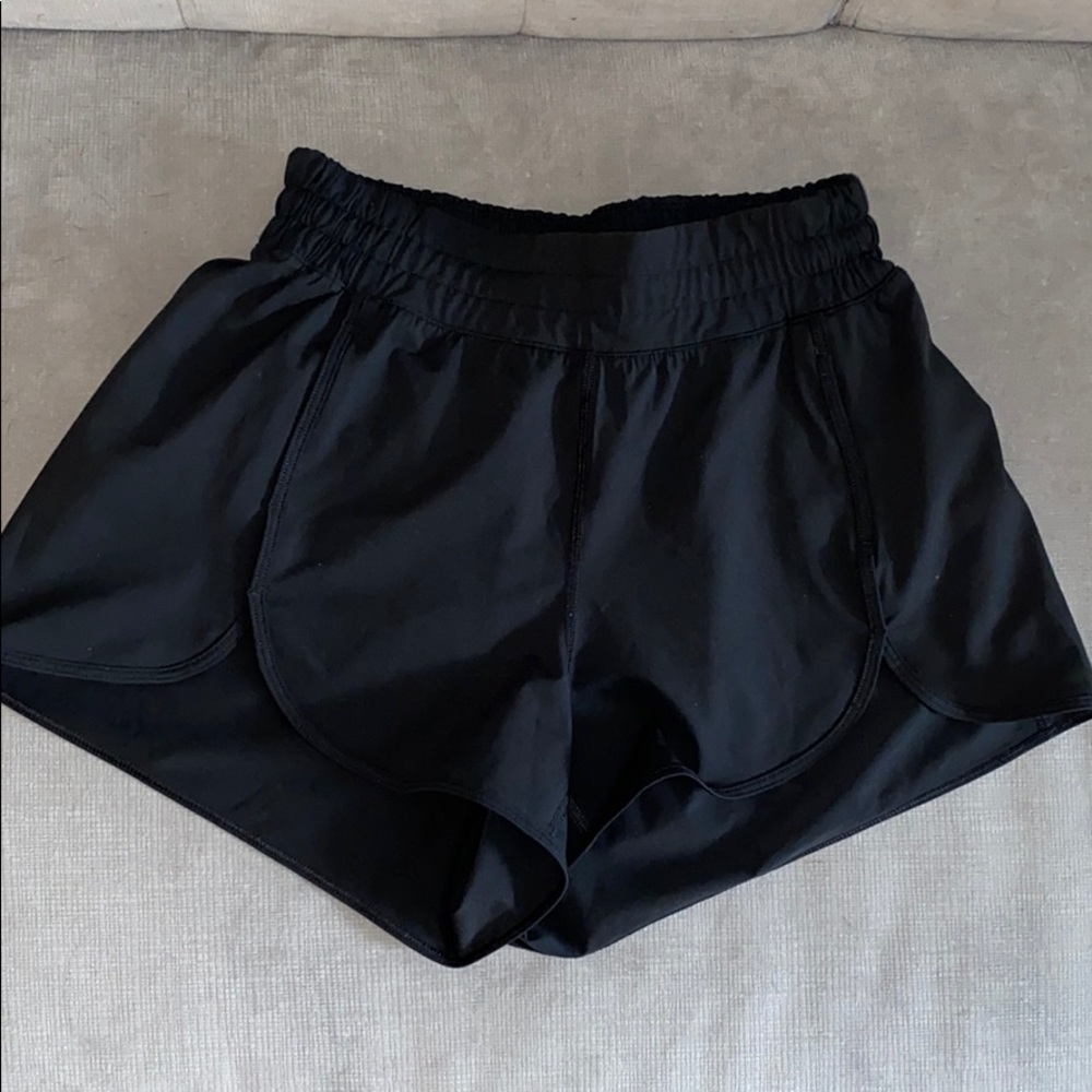 Lulu Rare Seasonal 2.5” shorts 4 - Picture 1 of 4